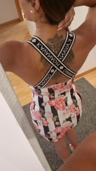 Vestido corto estampado floral y rayas