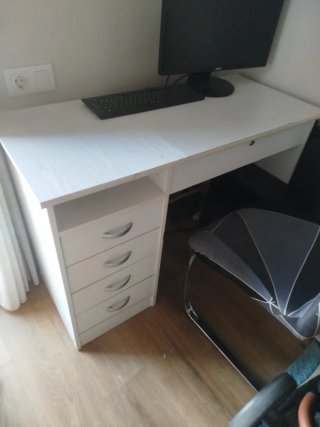 Escritorio blanco con cajones