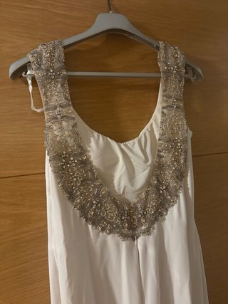 Vestido de novia con detalles en hombros