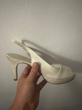 Vestido de novia con detalles en hombros