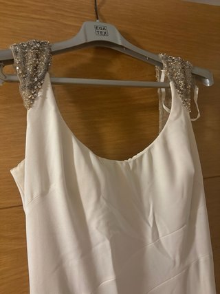 Vestido de novia con detalles en hombros