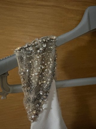 Vestido de novia con detalles en hombros