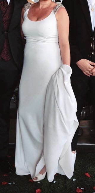 Vestido de novia con detalles en hombros