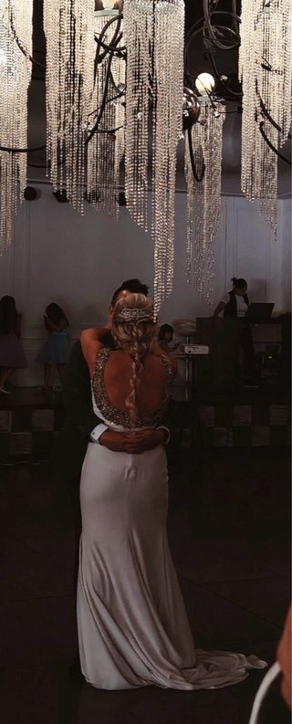 Vestido de novia con detalles en hombros