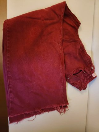 Pantalón Rojo con Bajo Deshilachado