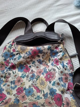 Mochila Parfois Muy práctica.  Muchos bolsillos