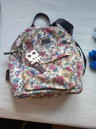 Mochila Parfois Muy práctica.  Muchos bolsillos