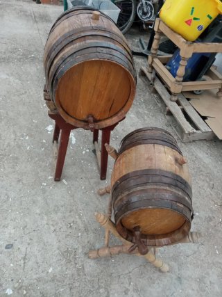 2 Botti di Legno con Supporto