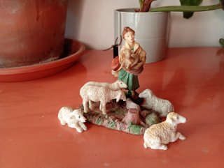 Figuras Belén Pastora con Ovejas .