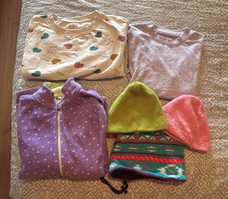 Lote Ropa Infantil: 2 Sudaderas, Gorros y Braga