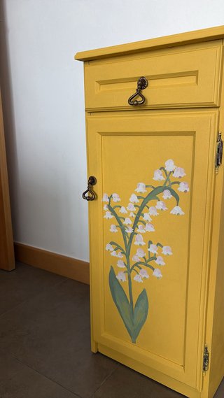 Mueble Auxiliar Amarillo con Flores