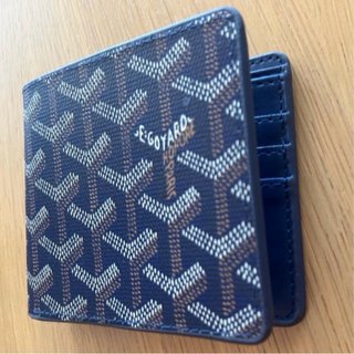 Cartera azul estampada.