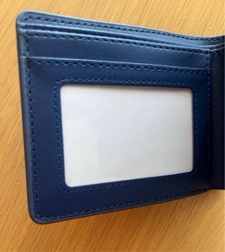 Cartera azul estampada.