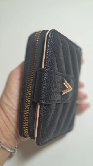 Monedero Negro con Detalle Metálico