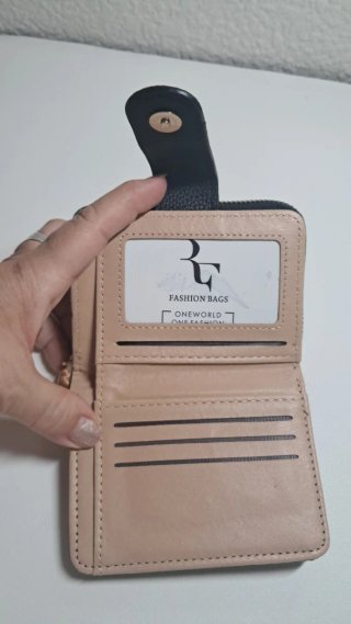 Monedero Negro con Detalle Metálico