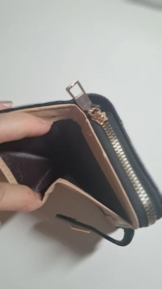Monedero Negro con Detalle Metálico