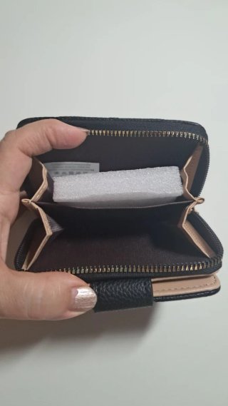 Monedero Negro con Detalle Metálico