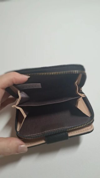 Monedero Negro con Detalle Metálico