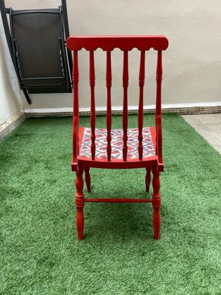 Silla roja con estampado floral
