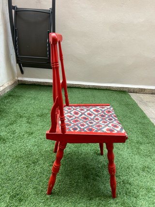 Silla roja con estampado floral