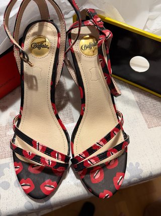 Sandalias de tacón Buffalo con estampado
