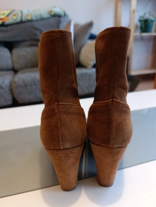 Botines de ante marrón tacón