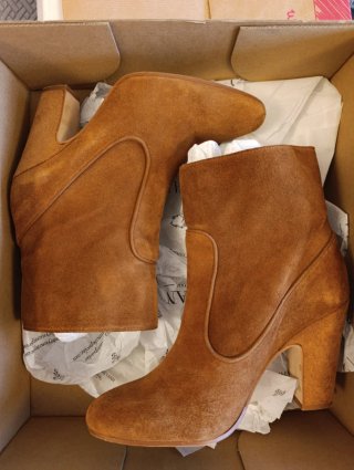 Botines de ante marrón tacón