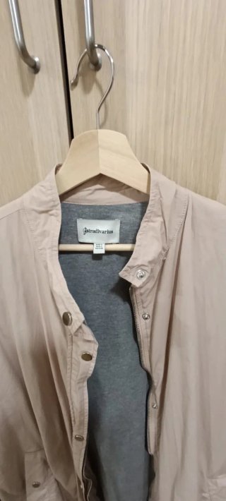 Cortavientos/ Chubasquero Stradivarius rosa palo.