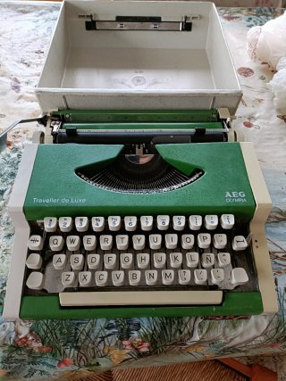 Máquina de escribir AEG Olympia Traveller de Luxe