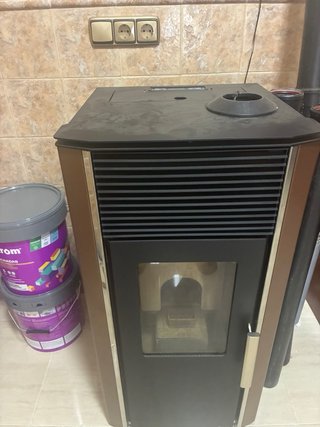 Estufa de pellets negra y marrón