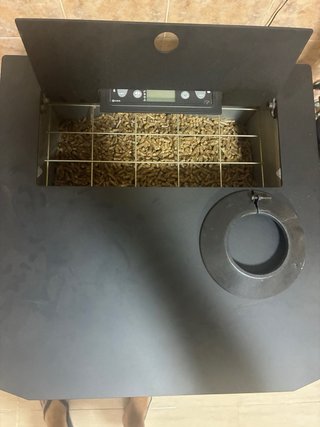 Estufa de pellets negra y marrón