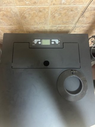 Estufa de pellets negra y marrón