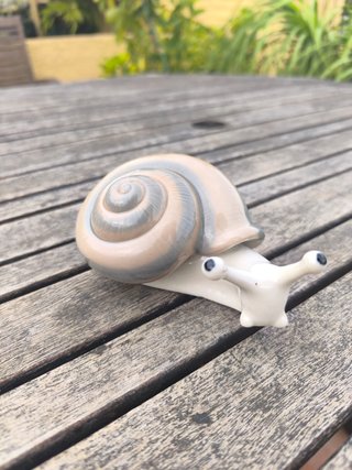 Figura Caracol Cerámica Beige y Gris