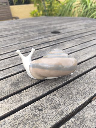 Figura Caracol Cerámica Beige y Gris