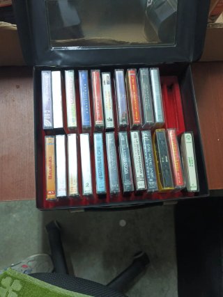 Maletín con 22 Cintas de Música Originales