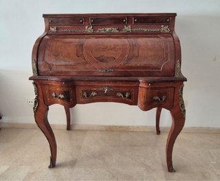 Escritorio antiguo de madera con detalles dorados
