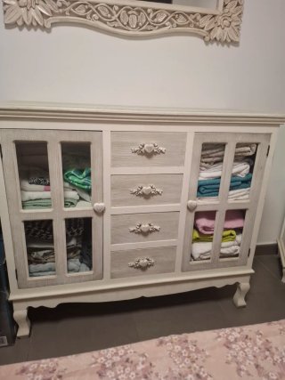 Cómoda beige y blanca con puertas de cristal