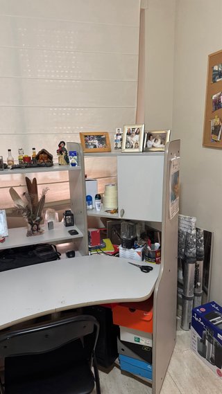 Escritorio con Estanterías Integradas