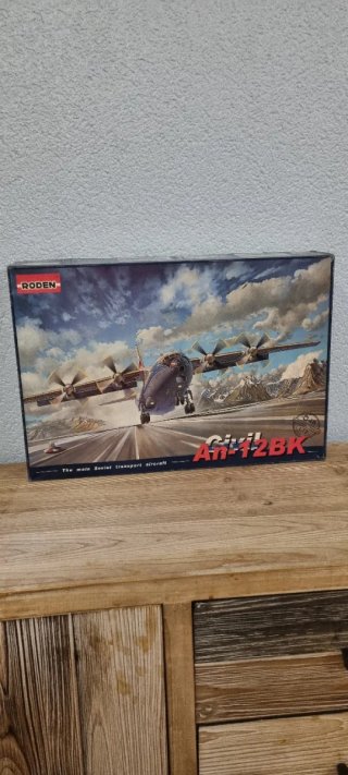 Maqueta Avión Civil An-12BK Roden