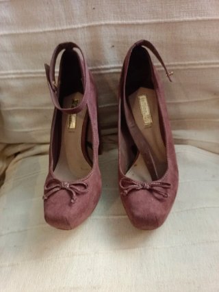 Zapatos de tacón rosa con lazo