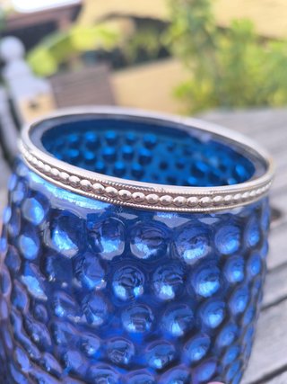 Jarrón Azul Cobalto Relieve Borde Plateado