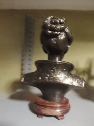 Busto Femenino Vintage de Metal y Madera