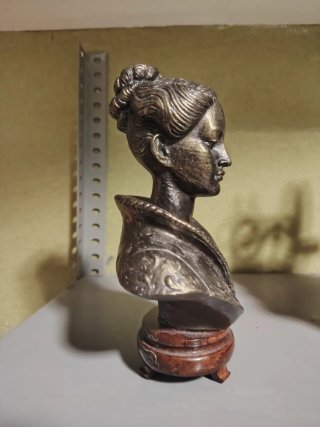 Busto Femenino Vintage de Metal y Madera