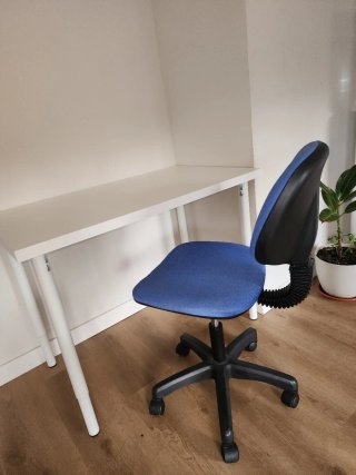 Mesa de escritorio 100x60 cm y patas regulables.