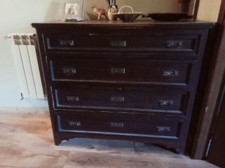 Cassettiera in legno marrone scuro