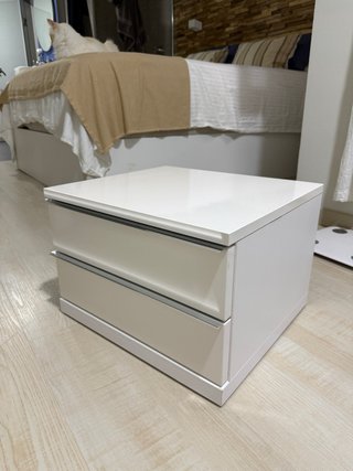 Mesa de noche blanca
