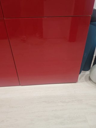 Conjunto de muebles modulares blancos y rojos