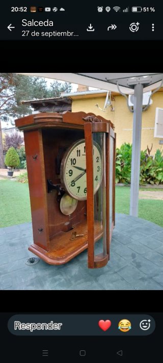 Reloj de sobremesa antiguo con péndulo
