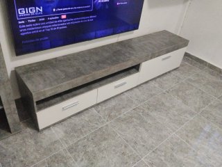Mueble de comedor gris y blanco