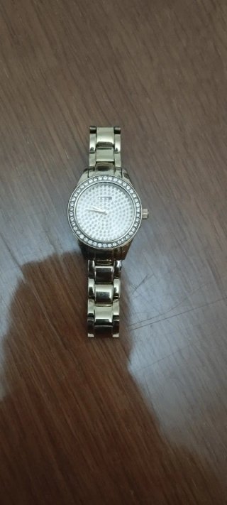 Reloj Guess Dorado con Brillantes